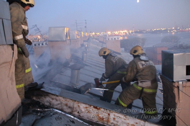 Пожарные Питера  эвакуировали 40 человек из горящего жилого дома