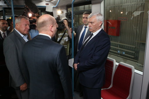 В Санкт-Петербурге презентовали новый современный трамвай. На Октябрьском электровагоноремонтном заводе чиновникам показали новый низкопольный трамвай производства компании «ТрамРус».
