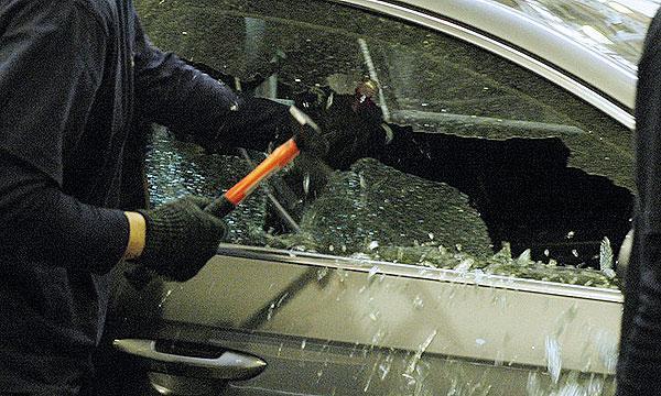 В Санкт-Петербурге полицейские задержали хулига, повредившего чужие автомобили