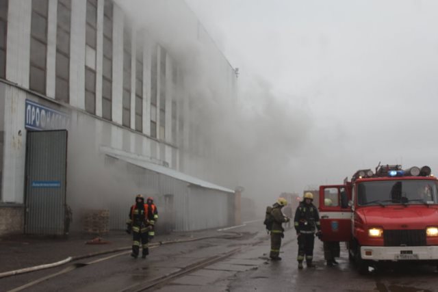 В Санкт-Петербурге горит ангар на улице Ремесленной, 17