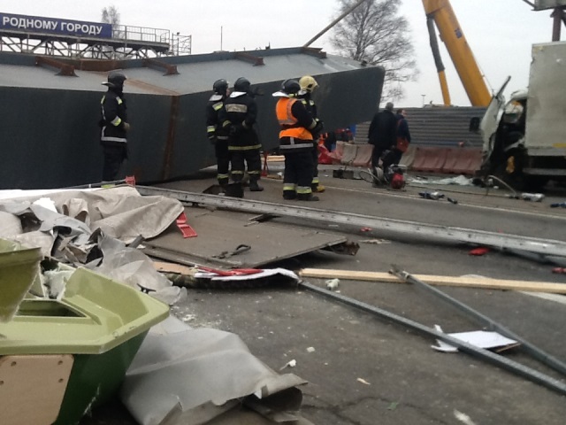 В Санкт-Петербурге рухнул мост на Московском шоссе, погиб человек (ФОТО)