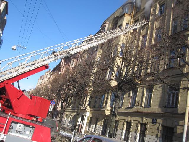 Пожар произошел в шестиэтажном доме на улице Красного Курсанта